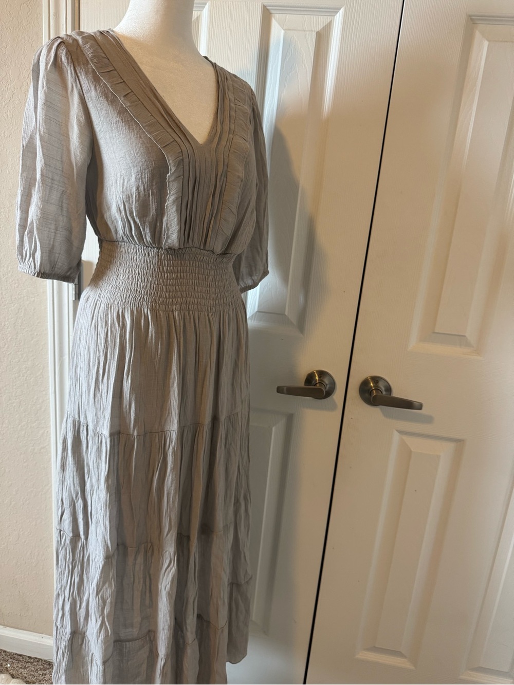J.Gee Boho Tiered Maxi Dress Size S Light Gray Smocked Waist Puff Sleeve - Picture 6 of 9